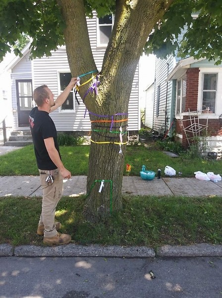 Decorating Indiana Ave SW with ribbons commemorating cancer victims