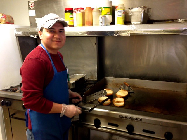 Humberto Alvarez, el dueño, preparando el pan por las tortas.