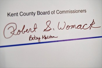 Signatures of Commissioners Womack and Melton on the contract from Cosecha GR