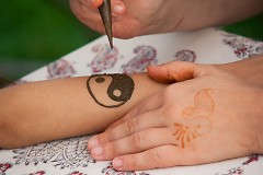 Art on the Spot includes henna creation