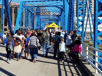 Friday the 29th and Saturday the 30th, crowds on the Blue Bridge were continuous. 