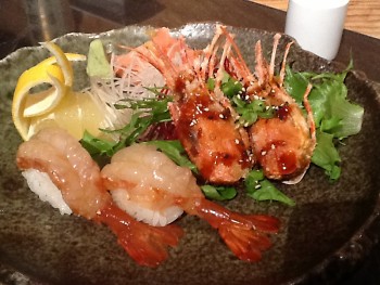 Fried shrimp heads and raw shrimp