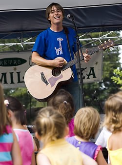 Justin Roberts live performance (2009)