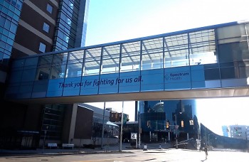 Spectrum Health hospital shares a thank you message to healthcare workers along its skywalk in Grand Rapids, MI.